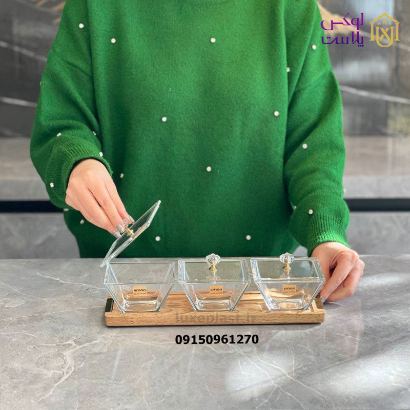 أطباق تقديم زجاجية بغطاء أكريليك وصينية تقديم خشبية