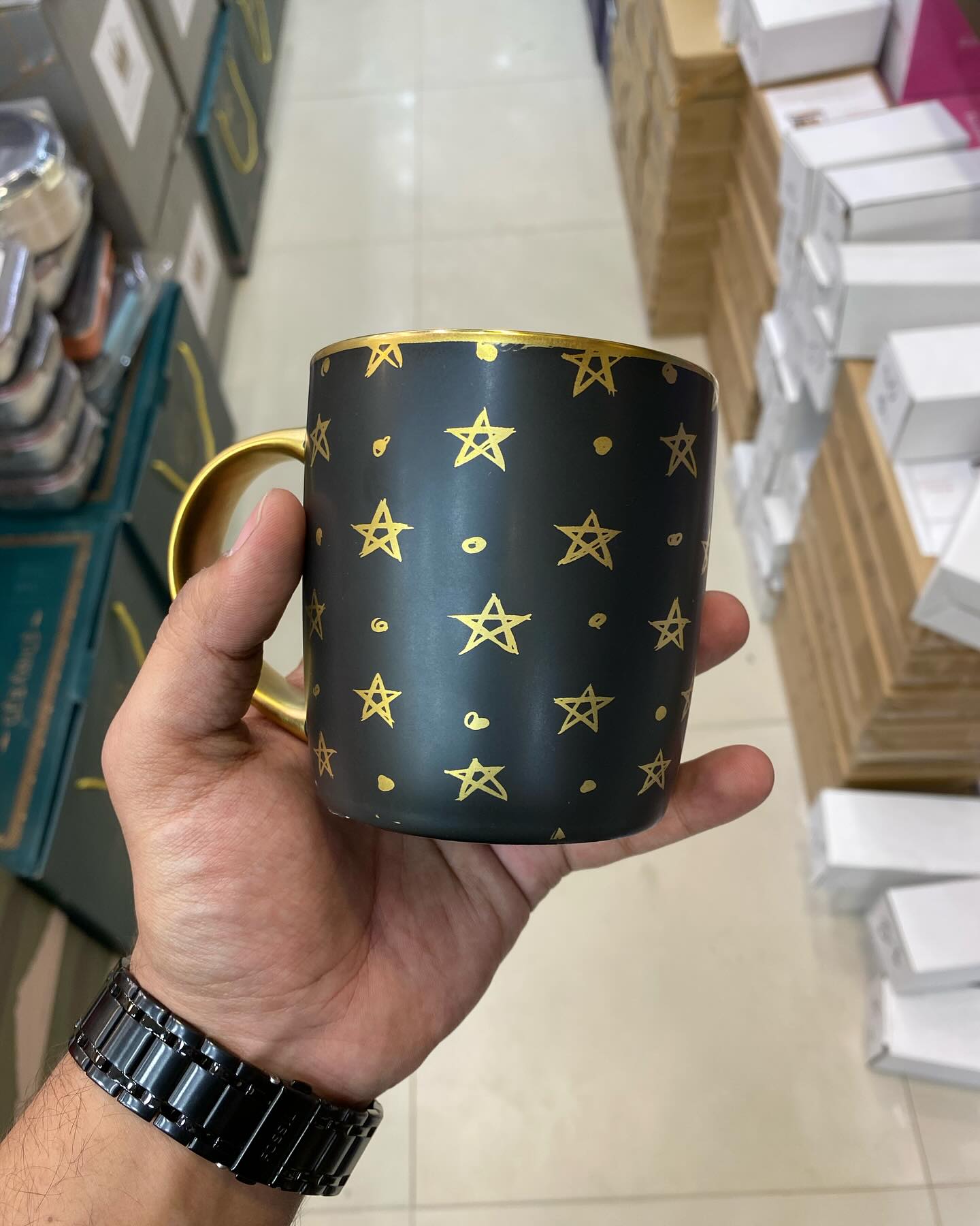 Pack of 4 mugs in different design